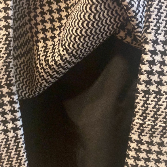 Ann Taylor Factory black and white sleeveless dress in size 0. - Picture 5 of 8